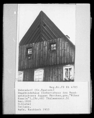 Sohland an der Spree-Wehrsdorf, Dresdener Straße 51 (zur Aufnahmezeit: Wehrsdorf, Thälmannstraße 51; einst Wehrsdorf Nummer 48). Wohnstallhaus ((Umgebindehaus; Geburtshaus des Mundartdichters August Matthes, genannt "Bihms Koarle"); bezeichnet 1820). Ostgiebel. Detail: Giebelspitze