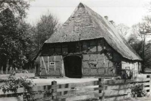 Walsrode-Krelingen. Bauernhof. Niedersächsisches Hallenhaus mit Scheunentor. Blick über die Einfriedung