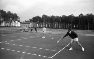 Inbetriebnahme der neuen Tennisplätze am Südrand der Waldstadt.