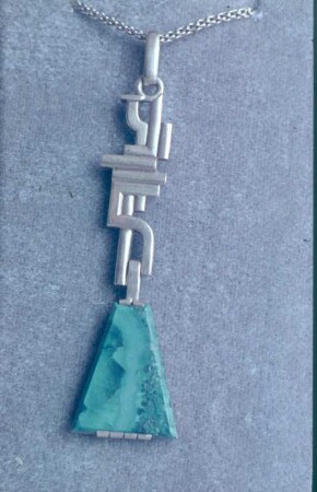 Schmuckanhänger : Schmuckanhänger. Weißgold, Malachit (vor 1962; T. Pietsch nach Entwurf von J. Eckert)