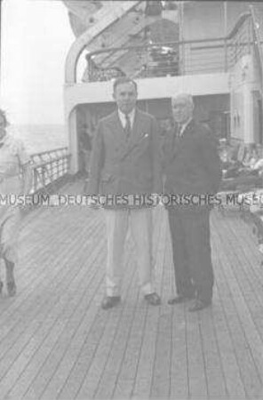 Zwei Herren auf dem Promenadendeck des Hochseepassagierdampfers "Bremen"