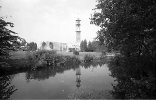 Berlin: Interbau; Kaiser Friedrich Gedächtniskirche vom Park; mit Spiegelung im Teich