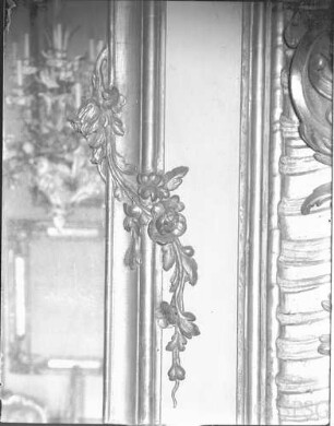 Potsdam, Neues Palais, Friedrich-Wohnung, Blaue Kammer, R.: 179, Ostwand, Detail rechts am Spiegel.