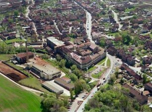 Ichtershausen (Amt Wachsenburg-Ichtershausen). Ortsteilansicht. Luftbild-Schrägaufnahme von Norden