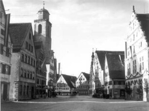 Dinkelsbühl. Am Weinmarkt. Blick gegen den Turm der Stadtpfarrkirche St. Georg und das Hotel "Goldene Rose"