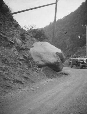 Sogenannten Hettner-Stein (Erratischer Block) : Im Azusagawa-Tal bei Shimashima. Ansicht mit Automobil