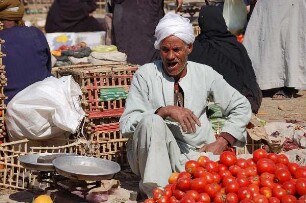 Luxor - Verkäufer auf dem Markt : Markttag in El Gourna, West-Theben, aufgenommen 2006 bei Luxor
