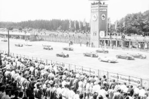 Nürburgring: Start der Rennwagen; von hinten