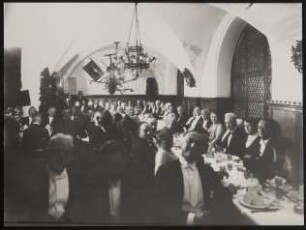 Feier zur Münchener Premiere von "Die Ägyptische Helena" in einem Restaurant 1928