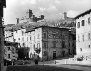 Assisi. Piazza San Rufino. Straßenbild mit Blick zur Rocca Maggiore