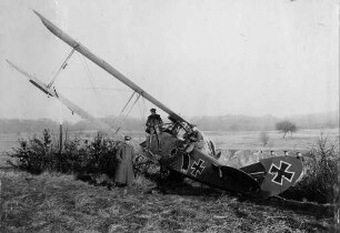 Erster Weltkrieg - "Fliegerabteilung (A) 282". Piloten bei einer Notlandung