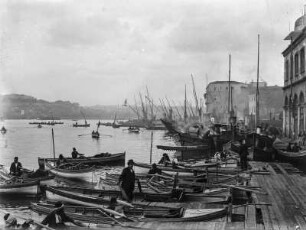 Galata-Brücke : Boote oberhalb der Galata-Brücke am Goldenen Horn.