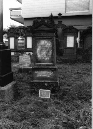 Grabstein 93 (Index: 100081381) Zustand: zerbrochen Maße HxBxT: 180x57x28 cm: Grabstein 93