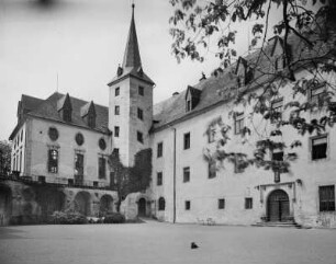 Schloß Purschenstein : Schloßhof, rechts Hauptgebäude, links Kirchenflügel