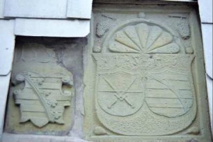 Detail voriges Bild: Wappenstein mit Jahreszahl 1551 und sächsischem Wappen, daneben Doppelwappen mit Jahreszahl 1553