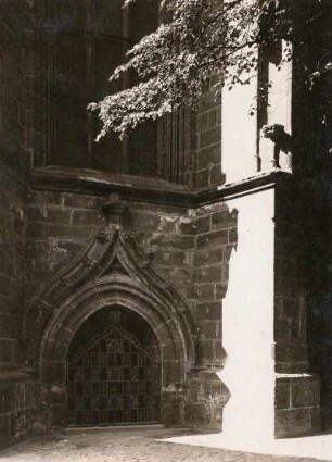 Oschatz. Stadtkirche St. Aegidien. Nordöstlicher Spitzbogen der Krypta mit anschließenden Strebepfeilern