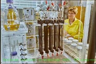 Mitarbeiterin vor einem unbekannten Versuchsaufbau am Institut für Technische Chemie (ITC)
