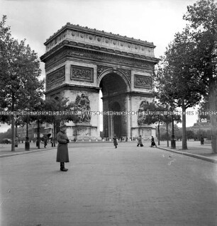Hermann Hirchenhein als Soldat vor dem Arc de Triomphe Paris