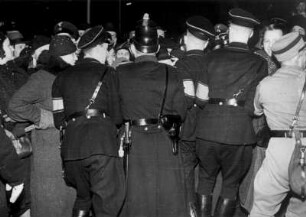Hamburg. Kundgebung auf dem Rathausmarkt. Sicherheitspolizei und SS drängen Kundgebungsteilnehmer zurück.