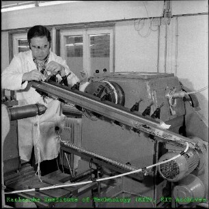 Montage des Tragerohrs von supraleitenden Quadrupolen des Instituts für Experimentelle Kernphysik (IEKP)