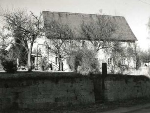 Pirna-Jessen, Altjessen 75. Wohnhaus (um 1800). Ansicht mit Stützmauer