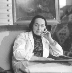 Professor Lea Grundig (1906-1977) mit einer Schülerin in ihrem Atelier