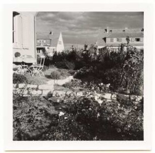 Garten Fröhlich, Kleinmachnow: Sitzplatz am Haus mit Mauer und Stufen