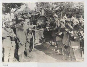 Verteilung von Mittagessen aus der Feldküche an Mannschaften an der russischen Grenze
