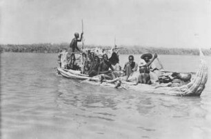 Kanufahrt : Ein vollbesetztes Kanu auf einem Fluss, möglicherweise in der Republik Kongo