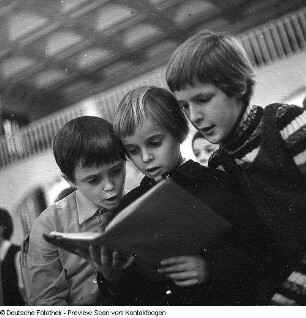 Knabenchor Dresden. Probe unter Chorleiter Manfred Winter in der EOS (Gymnasium) "Romain Rolland", 1973.12. & Probe mit den Solisten des Knabenchores Dresden, am Flügel Chorleiter Manfred Winter