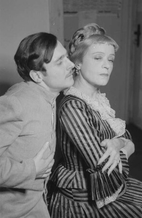 Szenenbilder aus dem Stück "Der Wald" von Alexander Nikolajewitsch Ostrowski am Hebbel-Theater Berlin