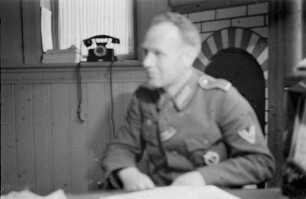 Zweiter Weltkrieg. Niederlande unter deutscher Besatzung. Angehöriger der deutschen Wehrmacht in der Unterkunft (wohl bei Den Haag)