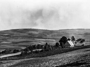 St. Bricciusstollen, Huthaus : Geyersdorf, St. Bricciusstollen, Huthaus gegen Pöhlbachtal, die Mildenauer Waldhufenfluren und Herrmannshöhe. Ansicht von Nordwesten