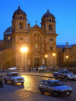 Cusco - Plaza de Armas am Abend mit Kirche : Der Hauptplatz, Plaza de Armas, am Abend mit der Kirche Compania de Jesus. Aufgenommen am 29. August 2011 in Cusco
