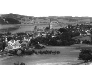 Vilshofen, Stadtansicht : Vilshofen. Stadtansicht mit Pfarrkirche und Erlöserkirche über die Vils