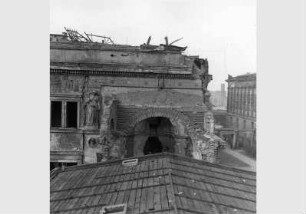 Blick vom Alten Museum auf den zerstörten Übergang zum Neuen Museum