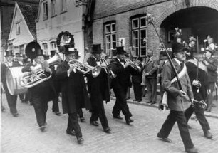 Aufmarsch einer Kapelle während eines Schützenfestes. Aufgenommen 1938