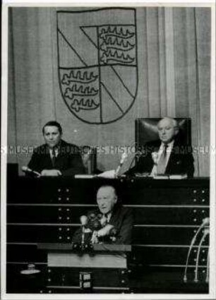 Konrad Adenauer spricht in der Bundestagsdebatte um den Generalvertrag