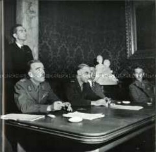 Bei einer Versammlung im Gebäude des Alliierten Kontrollrates, General Brian Robertson (GB), General Lucius D. Clay (USA) und General Jean Ganeval (F)