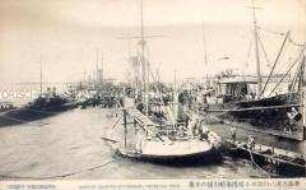 Hebung eines gesunkenen deutschen Dampfschiffes im Hafen von Tsingtau