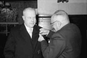 Freiburg: Jägerhäusle; Minister Leibfried überreicht das Bundesverdienstkreuz I. Klasse; steckt es an