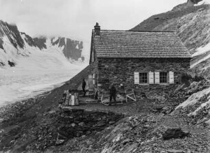 Finsteraarhornhütte : Die Finsteraarhornhütte am Fieschertal gelegen, davor zwei Bergsteiger