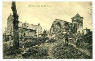 Soldaten vor zerstörtem Gebäude bei Soissons