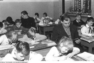 Schule, u.a. Dresden, Zirkusstraße, 2. Polytechnische Oberschule (ab 1972: 2. POS Herbert Bochow), Einweihung u.a. in Anwesenheit von Lea Grundig - Einschulung - 1. Oberschule (ab 1967: 1. POS Dr. Kurt Fischer) und 28. POS Otto Buchwitz in Trachenberge: Tag des Lehrers - Schüler der 7. POS malen auf der Borsbergstraße - 39. POS Fritz Schulze, Autoübergabe durch eine Brigade - Schulalltag u.a. 4. Klassen, Pionierleiterin Evelyn Huß, etc., Mai - November 1960