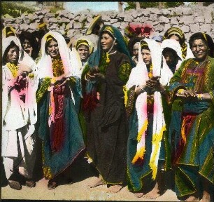 Fellachen-Hochzeit Klatschreigen der Frauen. [Ramallah]