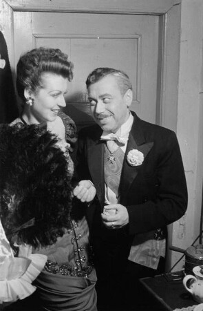 Szenenbilder aus der Operette "Die lustige Witwe" von Franz Lehár am Metropol-Theater Berlin