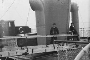 Bordleben. Zwei Besatzungsmitglieder auf dem Oberdeck eines Passagierschiffes