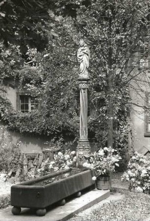 Freiburg, Mariensäule mit Wasserspeier : Freiburg. Mariensäule mit Wasserspeier (Stein)