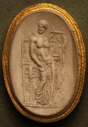 Apollo mit Leier, vor einem Dreifuß stehend (Daktyliothek, Erstes Mythologisches Tausend)