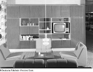Anbauwand : Musterwohnzimmer. Anbauwand und Sitzgruppe